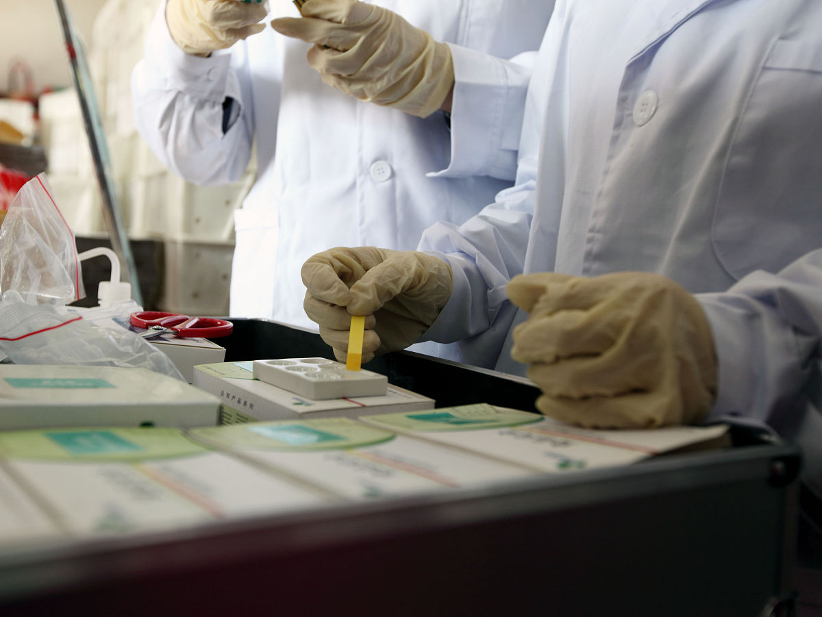 扩写：开学后我第一批来到学校全国已经疫情解封了学校也发布了不封校的通知。但是我仍然带好口罩并严格遵守学校的防疫措施。在学校期间我积极投入到论文写作中与导师深入探讨论文的内容和方向同时与实验室同门们研究论文格式和写作技巧。在实验室工作时我不仅认真对待实验操作还时刻保持室内的卫生和清洁。在宿舍中我也积极做好卫生保障自己和室友的健康。