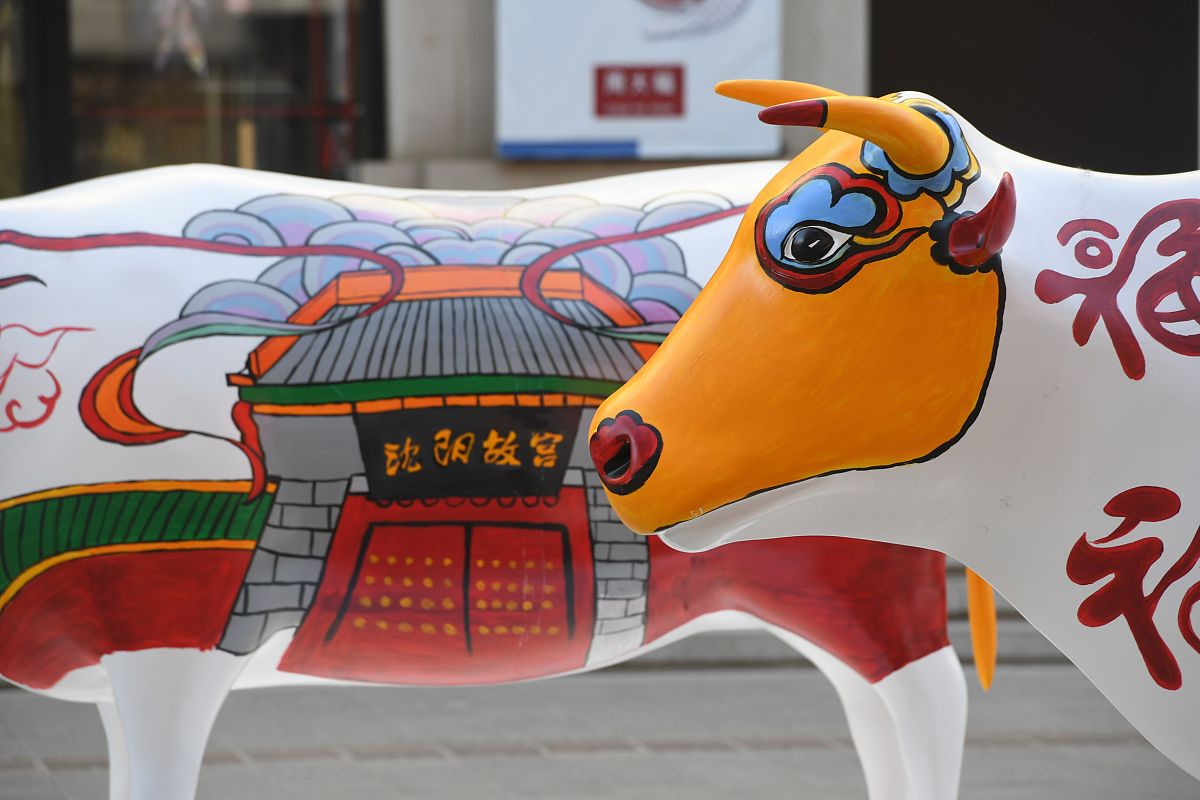 2021年1月1日,在沈阳中街街头,十头"彩牛"与市民见面,引来过往市民纷