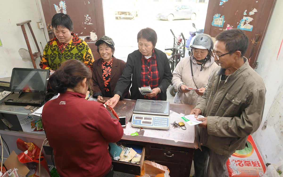 请设计一份三下乡可以使用的关于村居民代表联系和服务群众工作开展状况的访谈提纲要求具体可行富有逻辑顺序问题主要是面向不是代表的村民