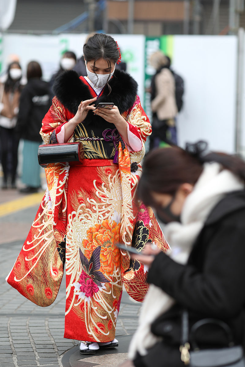 当地时间2021年1月11日,日本横滨,当地少女们盛装庆祝"成人日".日本迎