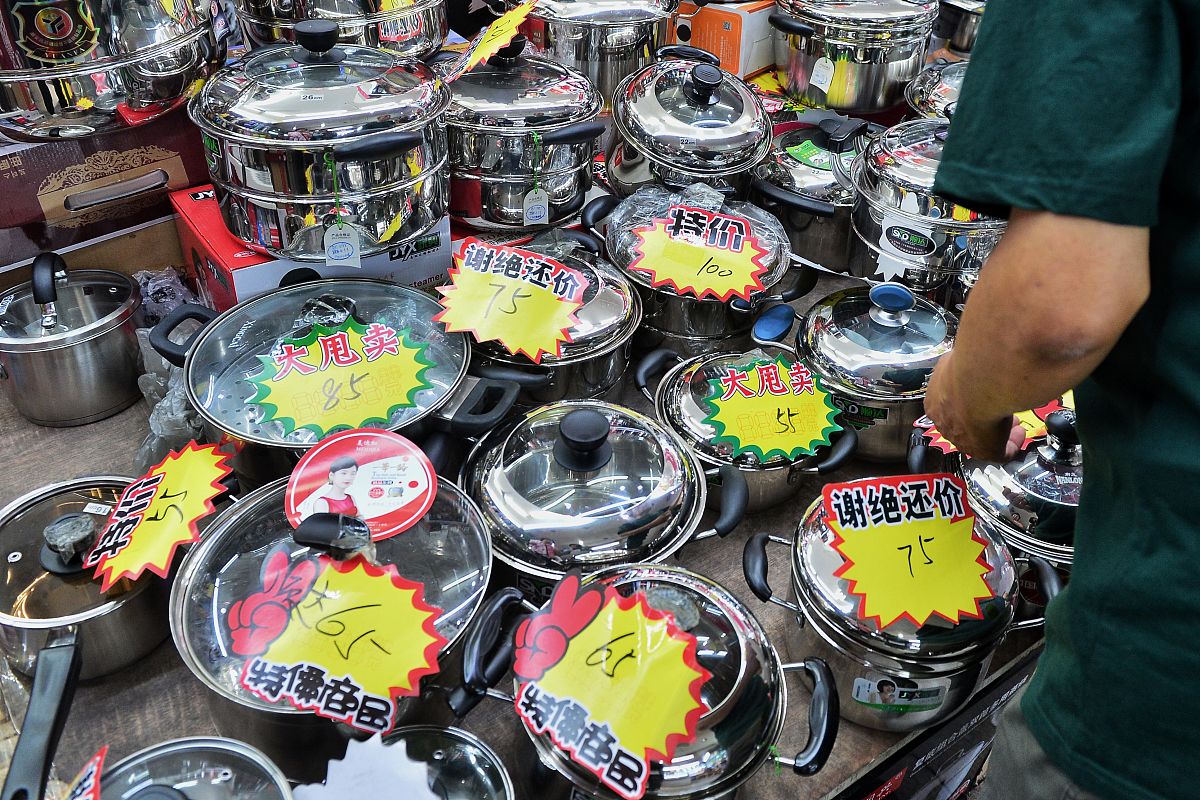 2018年9月27日,北京官园批发市场进入关门闭市倒计时,商家清仓大甩卖,