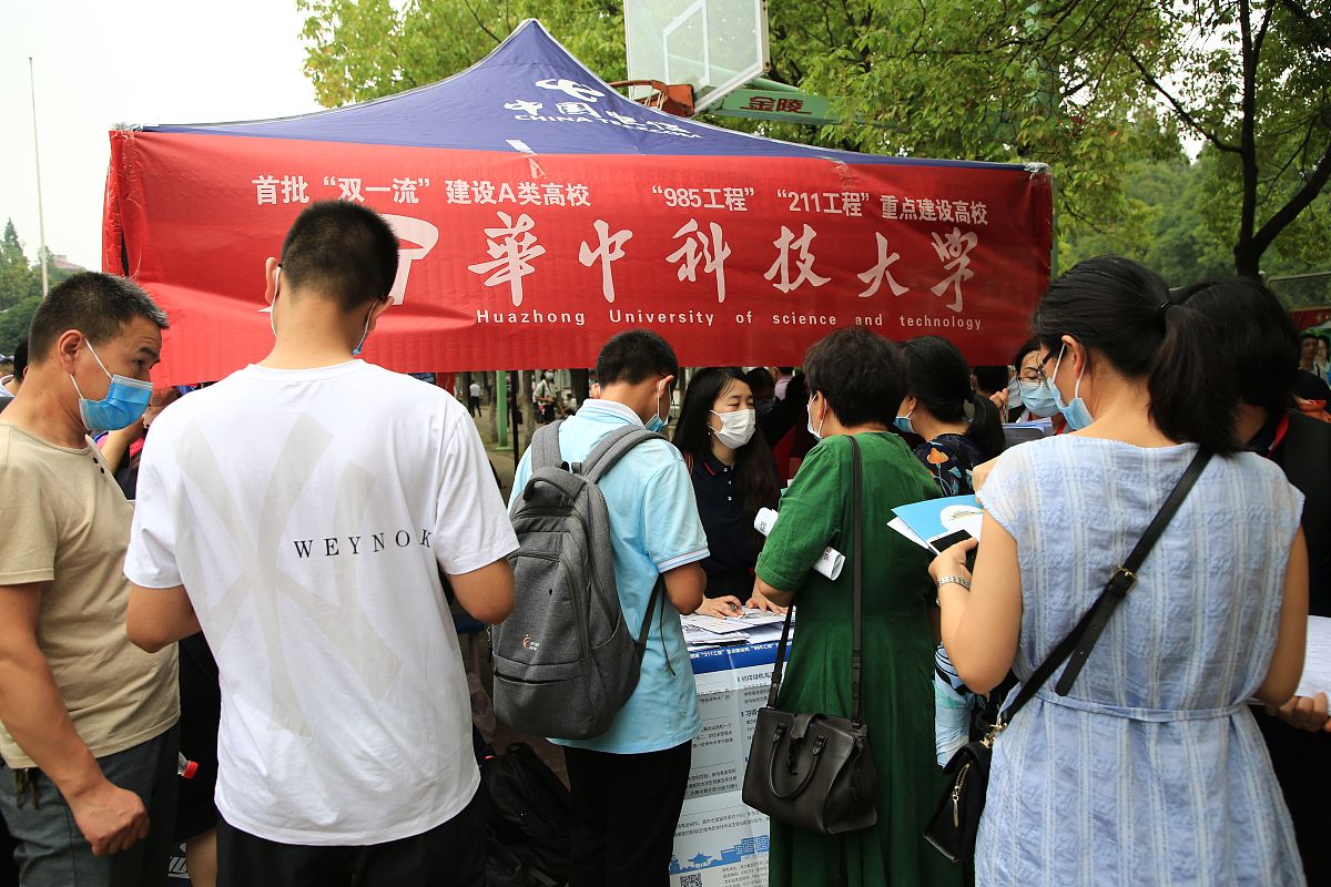 迷茫大学生到西部之星: 小李见证小明蜕变之路