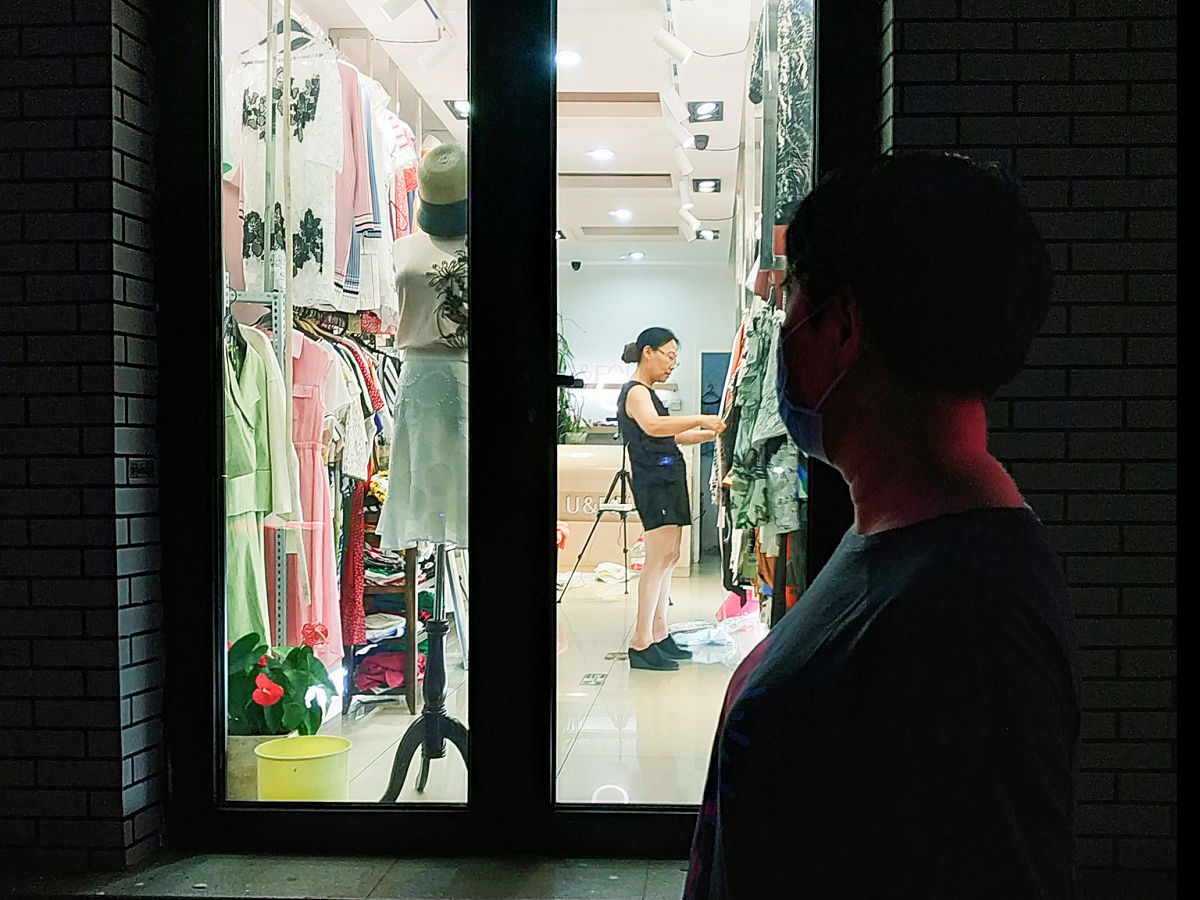 分析服装店铺出现的不合规矩的问题例如没有试衣间没有试衣镜店员不积极一直坐着。进行总结说出心得体会