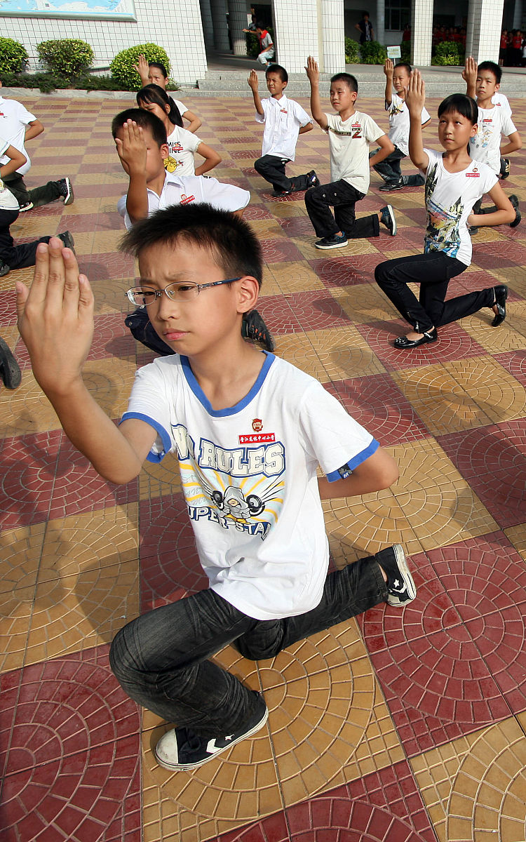 一对情侣男生名字嬴绎女生名字姚天请以男生作为诗人身份写一首李白风格的押韵情诗表达热恋爱情要求诗里面包含恋人名字提供诗的名称和含义解释按以下格式输出其中xx是你需要扩写部分。诗名：xx诗内容：xx诗含义：xx