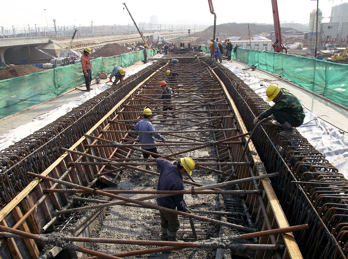 2011年3月27日,施工人员在京沪高铁江苏南京南站进站匝道工地浇筑混凝