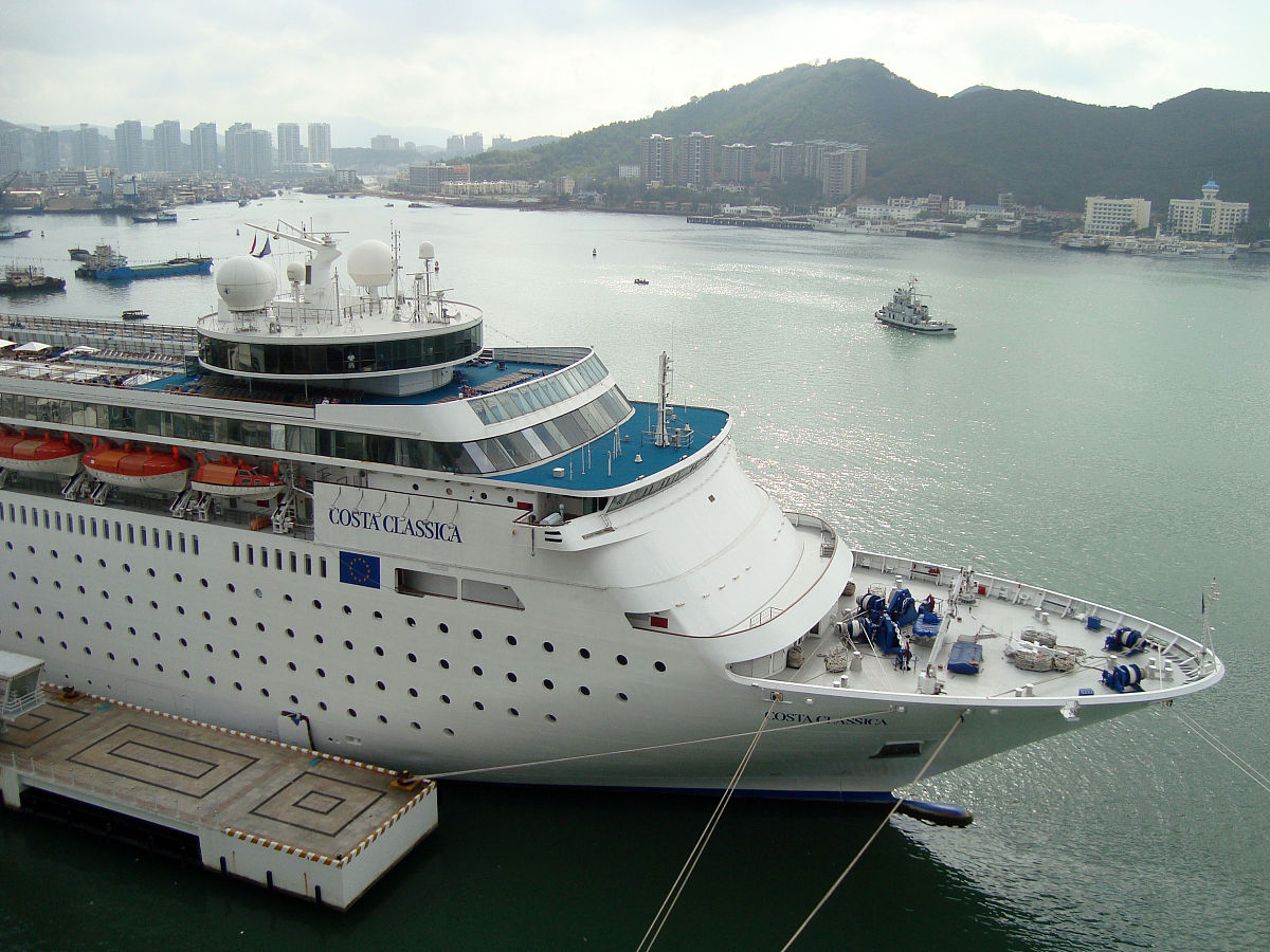 2010年1月29日,海南三亚,一艘国际邮轮停泊在三亚凤凰岛邮轮码头.