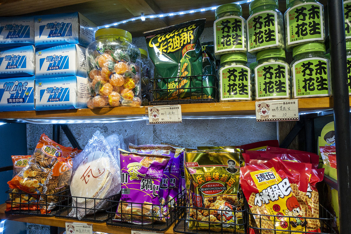 2021年3月13日,上海,怀旧食品主题店——小时候怀旧,主要销售70后,80