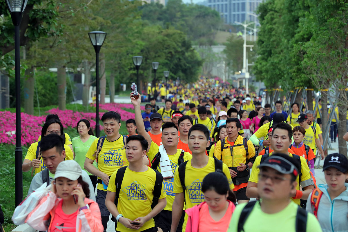 公益彩色跑简称彩跑是华南农业大学的大型学生活动同学们在活动时将彩粉互相抛洒在对方的身上然后会从主会场出发绕着学校跑一圈后再回到主会场最后通过彩粉party将活动推向高潮请以此帮我生成一篇活动结束后的宣传长篇推文将同学们的青春气息表达出来