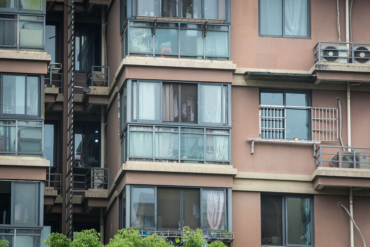 、楼下大概率是没人住的我住8楼衣服掉6楼阳台了2、目前没啥长点工具3、如果求助物业房东会因为一件t恤帮我开门拿出来吗未知情况PS：已买钩子实在不行只能自己钓了