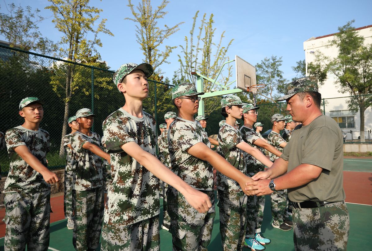 一个父亲小孩今年刚上初一暑假参加学校军训请给我做一篇文章根据小孩子军训后的变化和成长谈谈如何更好的调整家庭中小孩教育思路请注意：我不喜欢套话我喜欢有文化内涵的经典语句