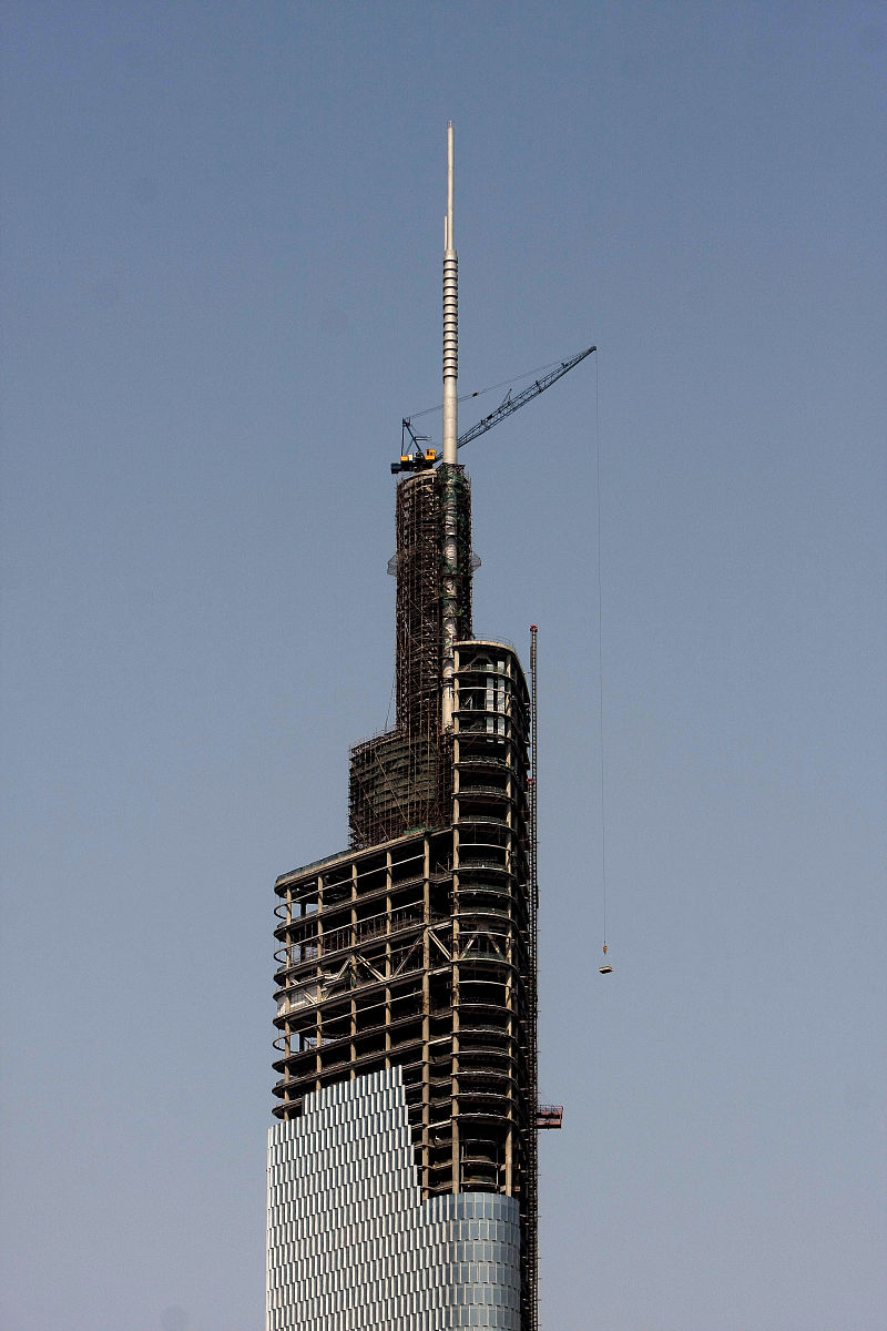 2009年3月14日,南京市中心地带上海绿地集团开发的世界第七高楼紫峰大