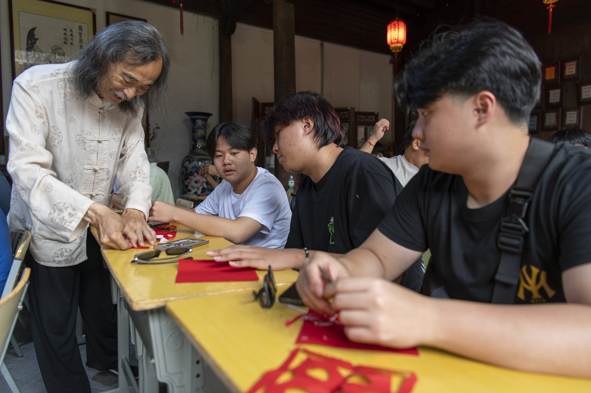 非遗传承与技术创新：传承人能力提升的机遇与挑战