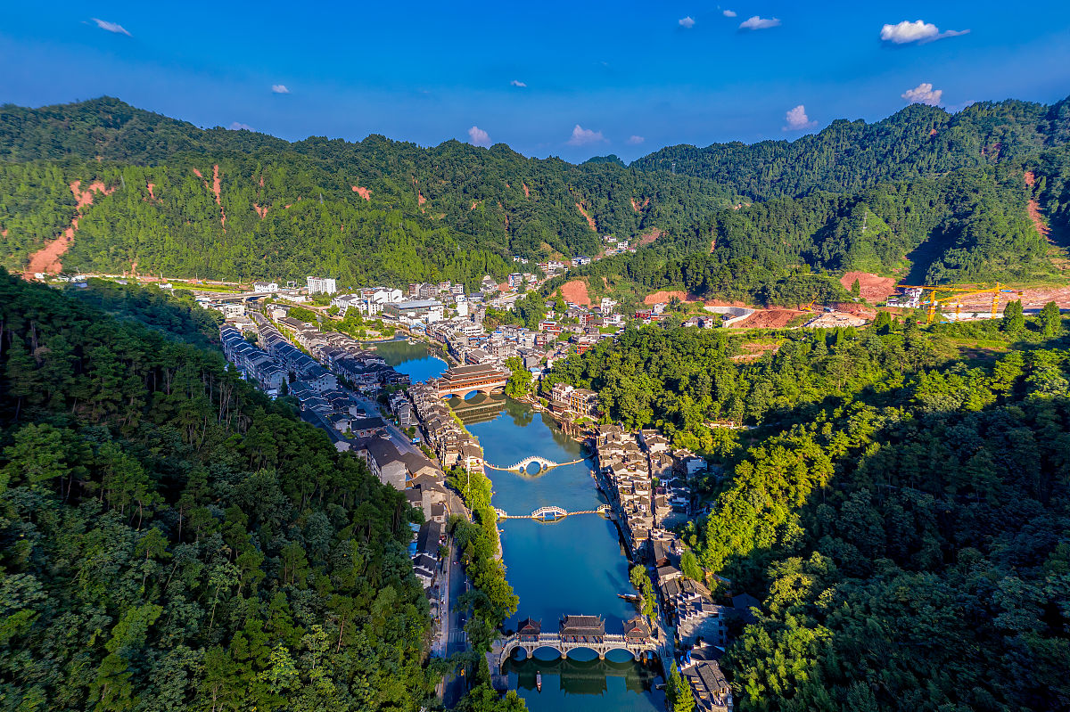 请用100字描述篁岭山山清水秀的场景