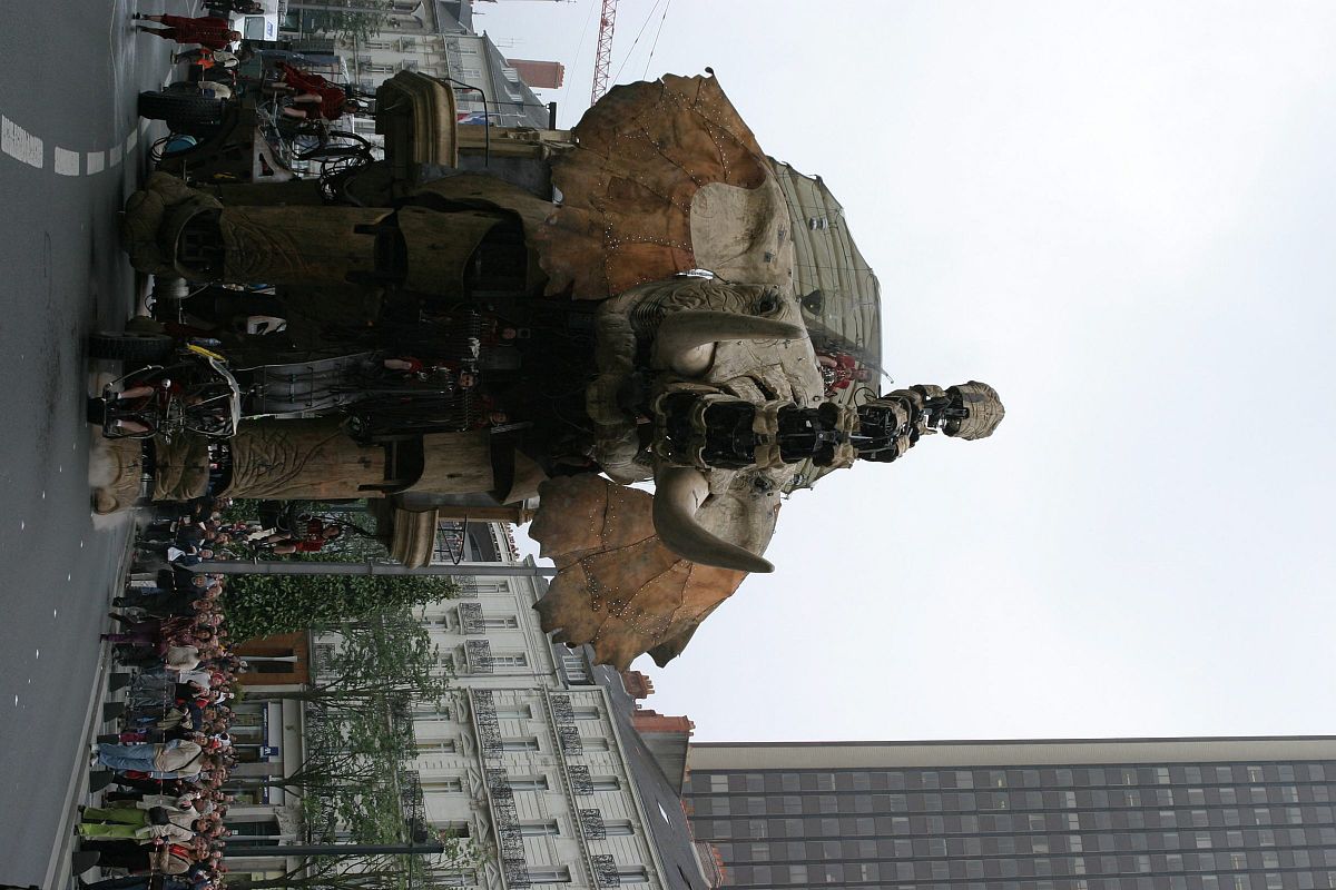 2005年5月20日,法国南特,法国"皇家豪华剧团"在南特城街道举行盛大游