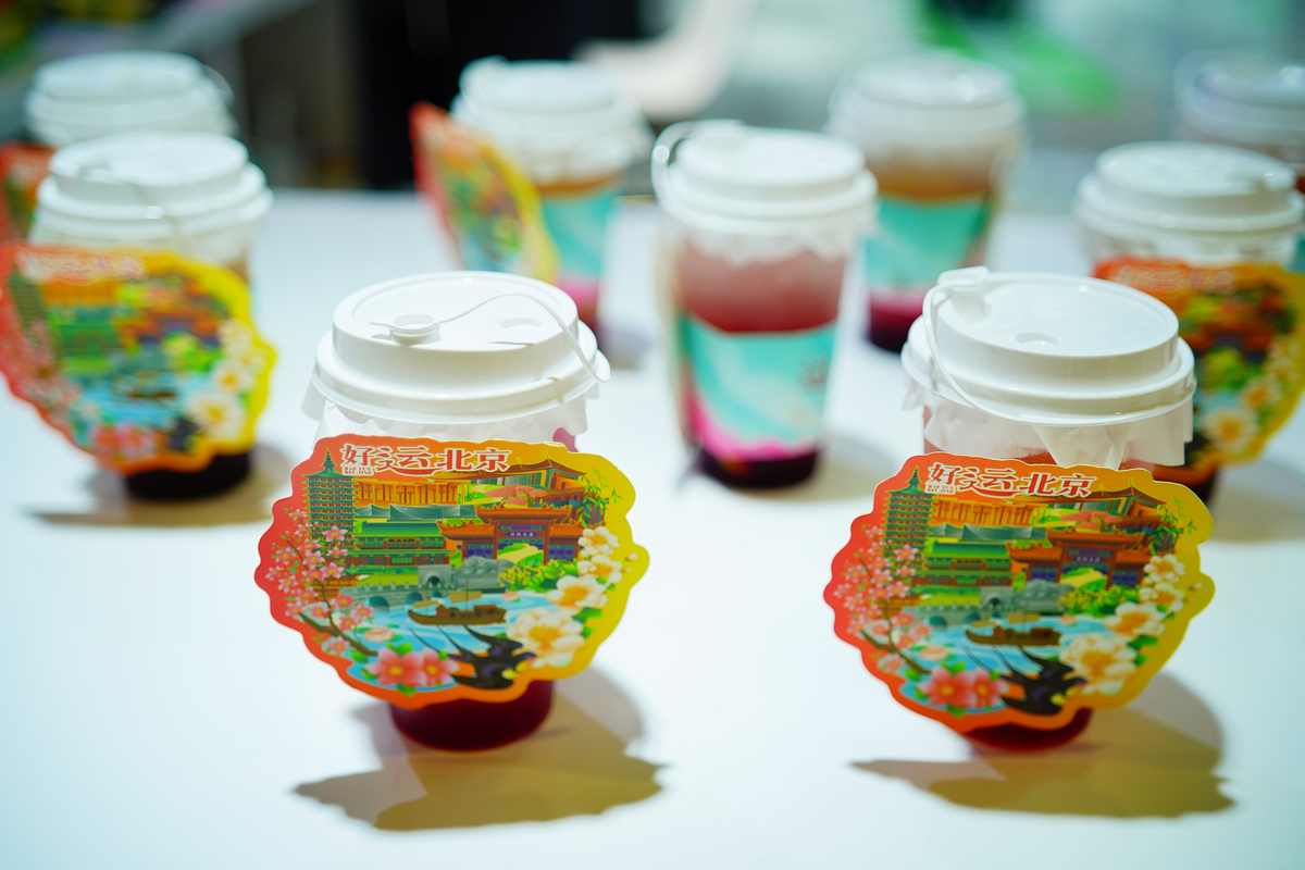 大幅度改写：在既往一度被压抑的文旅消费欲望重新释放出巨大的产业动能各大文化机构、旅游景区、商业综合体纷纷推出各类创意活动、艺术产品、文旅项目来吸引受众。此前文娱活动虽然受到严重影响但也在某种程度上推动了文旅产业的数字化、网络化、智能化发展各种基于新兴技术的新型业态快速迎合了消费者需求和未来文旅产业发展大方向