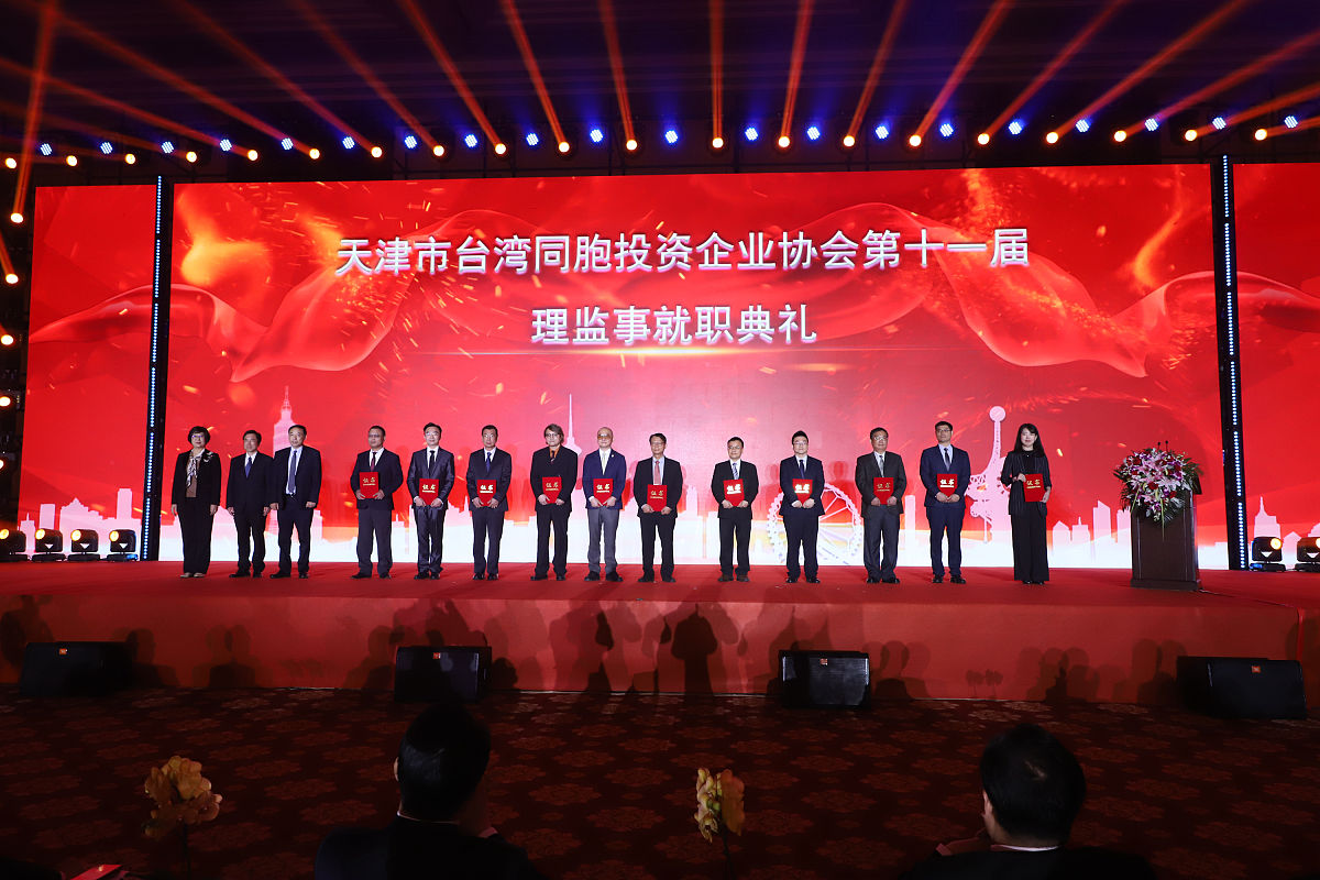 在第一天实习的下午我们有幸聆听了龙登集团的两位领导的讲话。第二位领导的讲话令我影响深刻他说对那些很久没有开单的同事他会想办法帮助他甚至降低一点公司利益会与同事一起帮助不开单的同事以便让他们重新振作起来。这种精神让我感到非常感动因为这种关心和支持不仅仅是公司内部的同事之间的关系更是一种团结和信任的表现。在工作中我们需要有这种精神