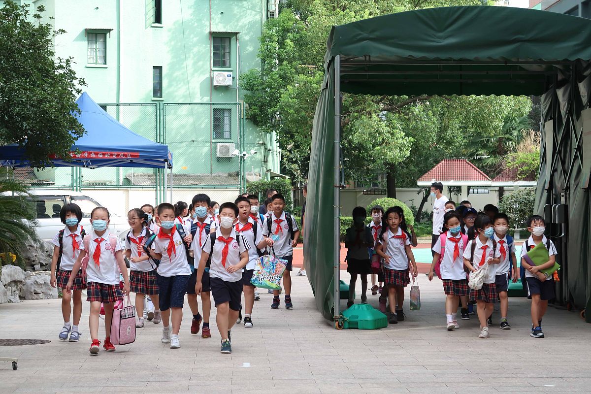2020年9月1日,上海市位育实验学校学生放学.