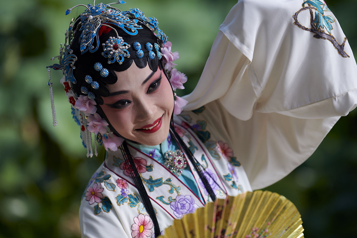 2021年9月16日,北京,昆曲《牡丹亭》演员在北京园博园忆江南园拍摄宣