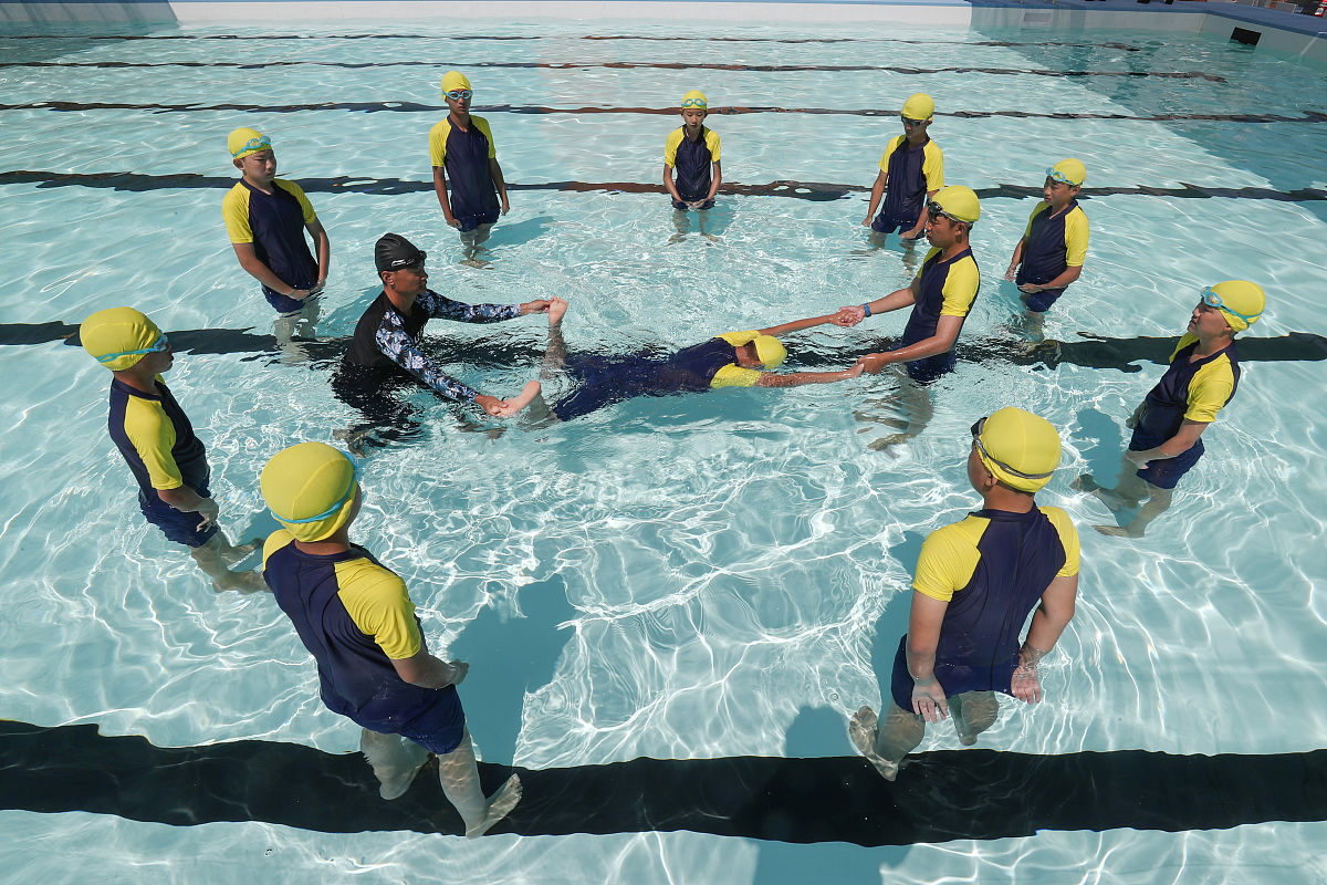 今天上游泳专项课我游了个最快的成绩让我感到很自豪。2 下午和好朋友一起去了钓鱼度过了一个愉快的下午。3 晚上和舍友在宿舍一起吃了火锅非常好吃大家都吃得很开心。