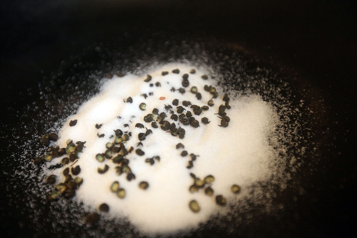 方法一:炒椒盐 将30克食盐与10克花椒粒,放入干净的锅中,小火加热慢慢