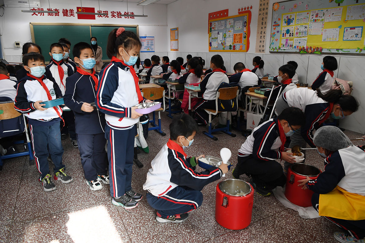 2020年11月6日,北京市通州区中山街小学,学生们在吃饭.