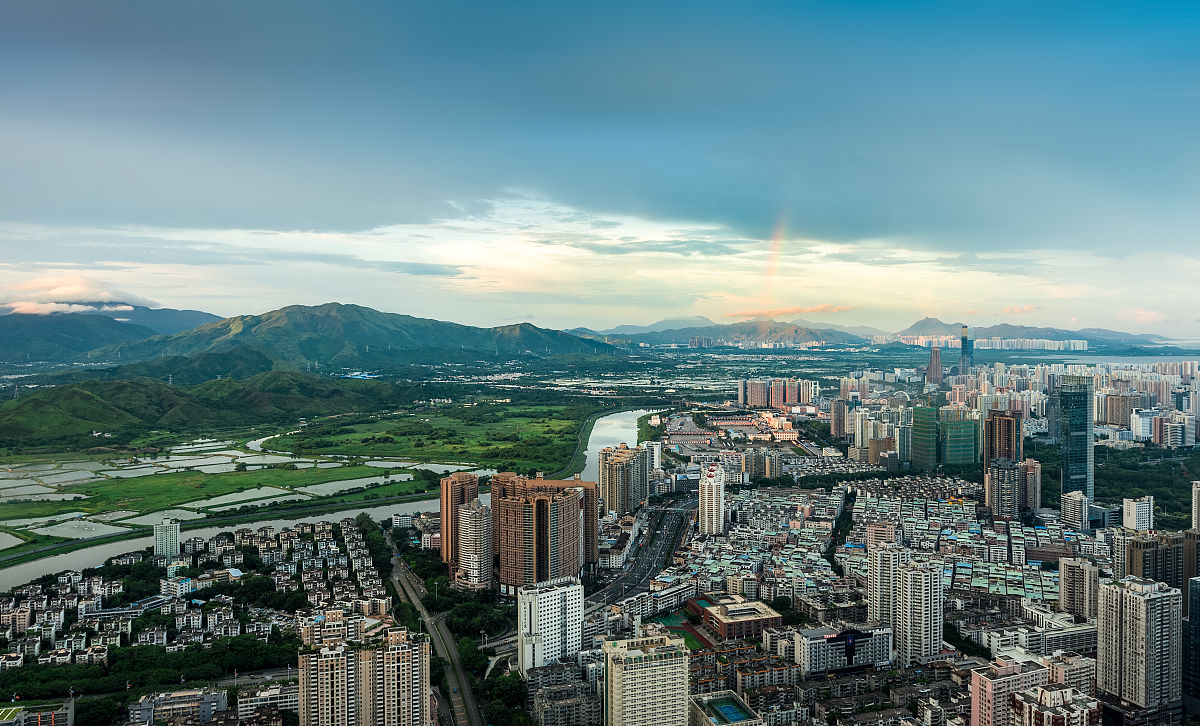 2017年07月22日,早晨在深圳市赛格大厦楼顶,面朝香港,拍到了漂亮的雨