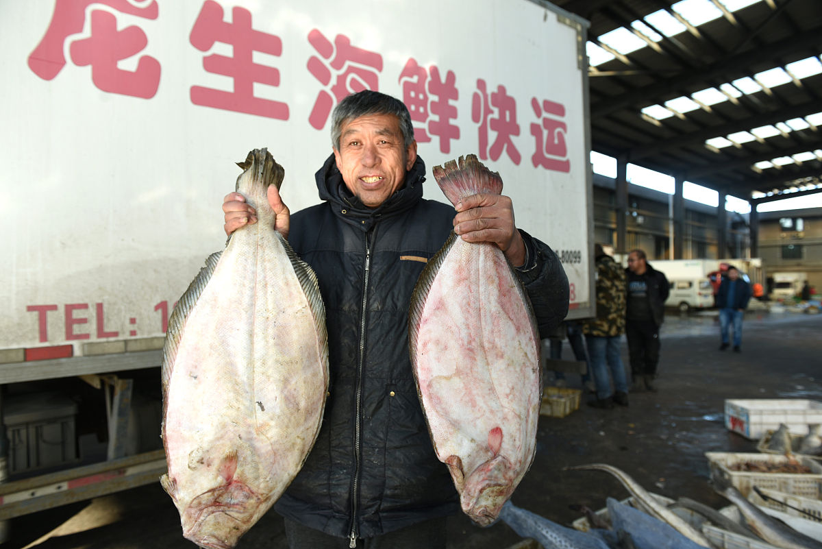 2019年1月21日,山东威海荣成市石岛渔市,全国各地客商争相采购"海鲜年