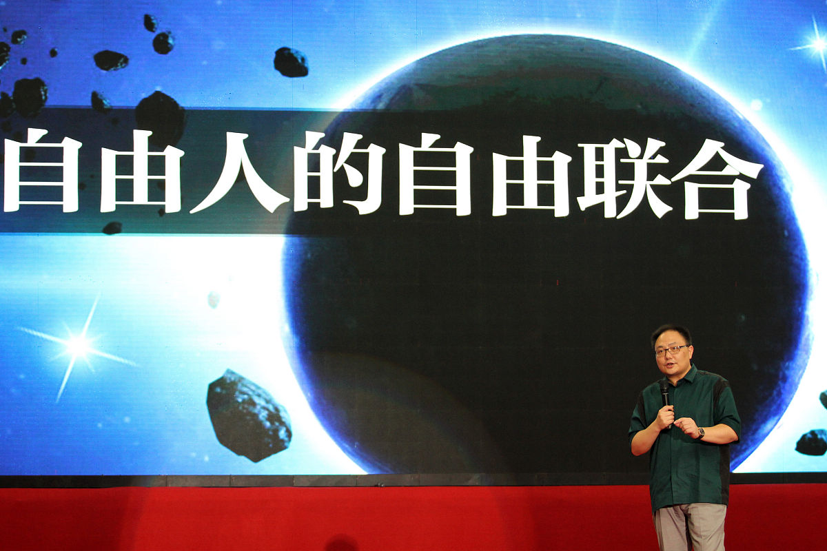 人生自我价值与社会价值的关系。人生自我价值和社会价值是相互关联、互为依存的。人生自我价值是指个人对自己所拥有的天赋、才能、经验、知识、品德等方面的认知和评价以及对自己生活、工作、学习、家庭等方面的价值体现。社会价值则是指个人在社会中所发挥的作用和贡献包括对社会生产力的贡献、对社会文化的传承、对环境保护的参与、对弱势群体的帮助等。二者相互影响、相互促进形成了一个良性循环的关系。首先积极的个人自我价值