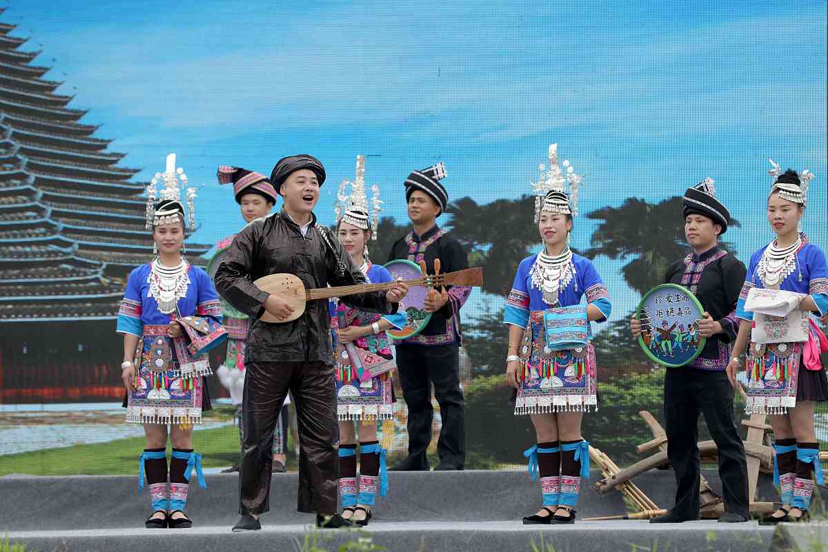 2020年6月22日,广西柳州,演员们在三江侗族自治县县城多耶广场弹唱侗