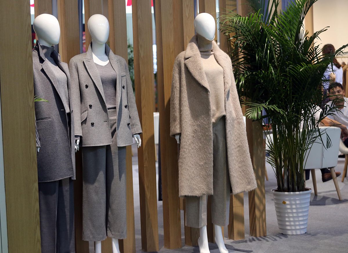 用美式英语写3条关于女士冬季长袖纯色长款带帽领保暖外套人造皮草毛上衣外套 卡其色 S产品的正面评论。内容附带评论标题评论单词数量小于40个单词。