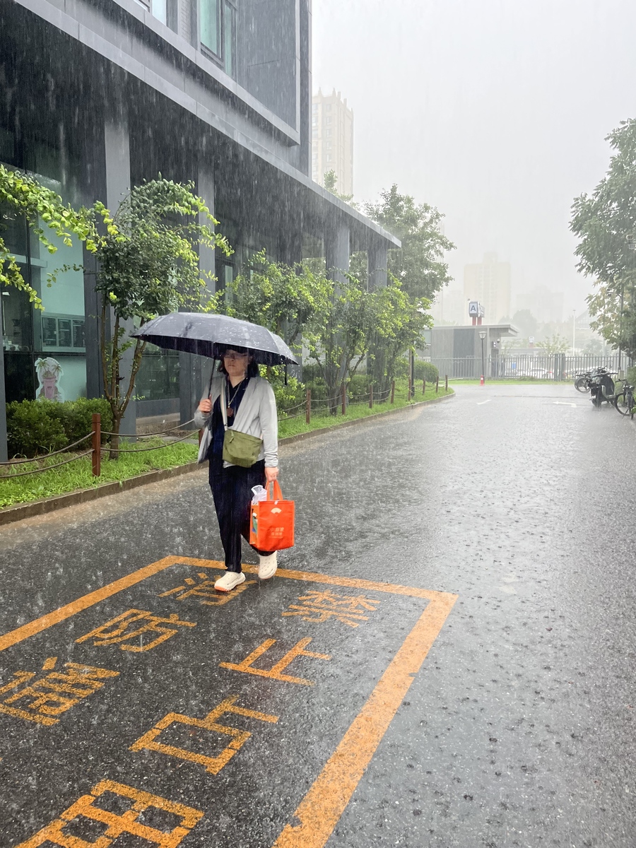 雨天回娘家，停车等雨停，朋友圈怎么发？