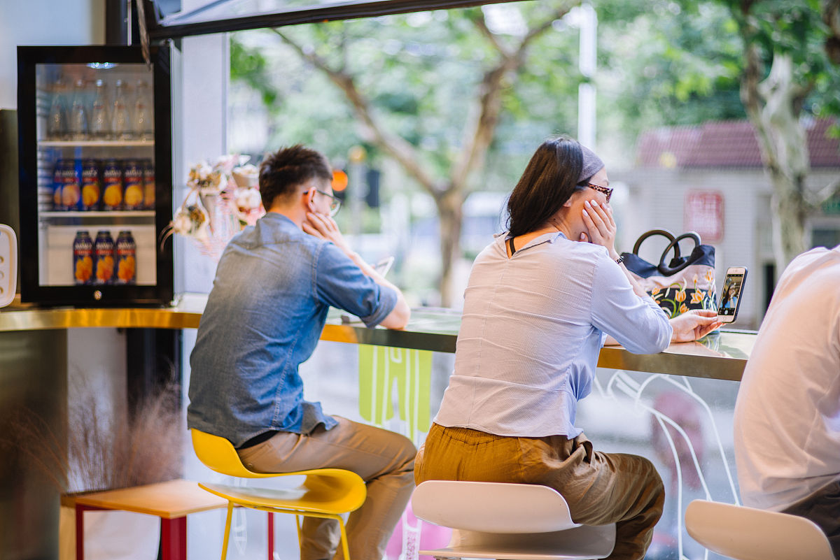 王红女和李明男约在一家咖啡馆相亲。李明先到王红迟到了十分钟。请两组同学分别扮演王红和李明模拟王红姗姗来迟后的见面情况四个人一组写出或者录频会见的每一个步骤及内容。