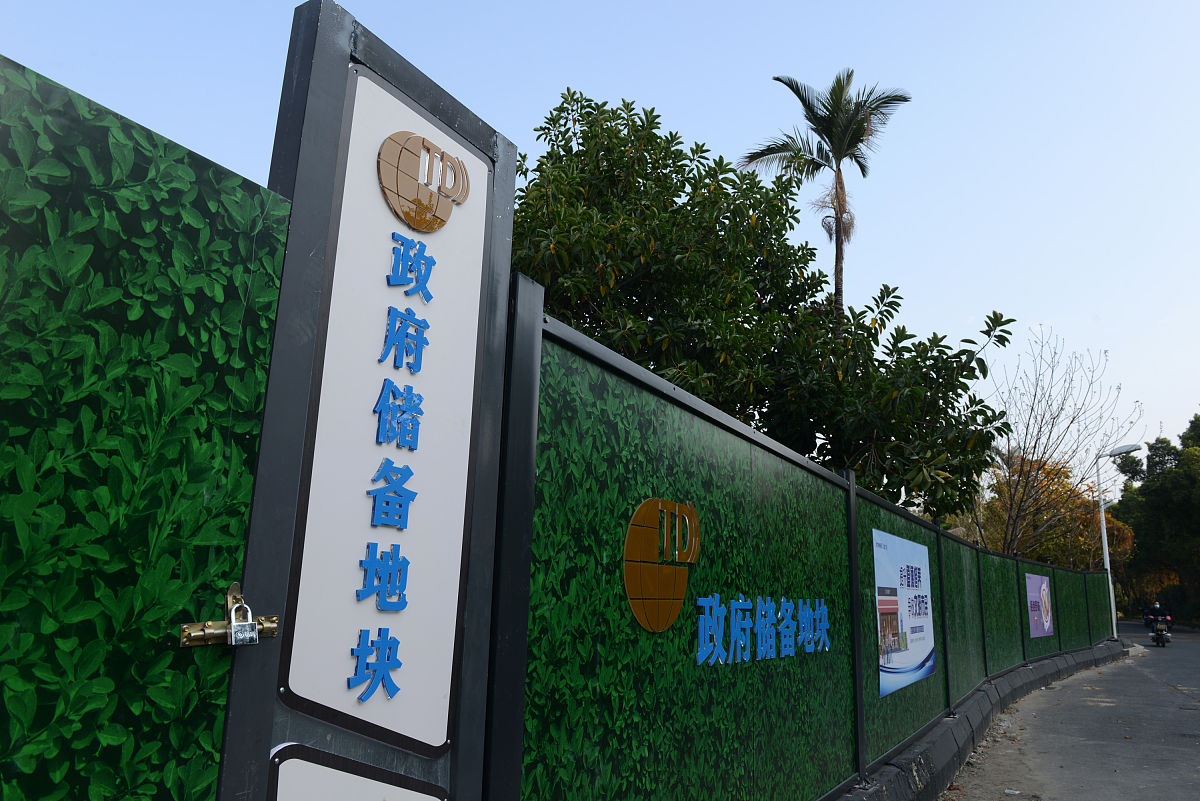 human大城市为什么要有政策围墙分不同方面详细说一下 chatgpt 语言角度：大城市为什么要有政策围墙？这是因为大城市人口密集资源分配不均政府需要通过政策来调控和管理。政策围墙可以限制某些人或群体的行为保证城市的秩序和稳定。经济角度：大城市的经济体系复杂政府需要通过政策来促进经济发展和稳定。政策围墙可以限制外来投资或竞争保护本地企业和产业链的发展。社会角度：大城市社会问题多样政府需要通过政策来