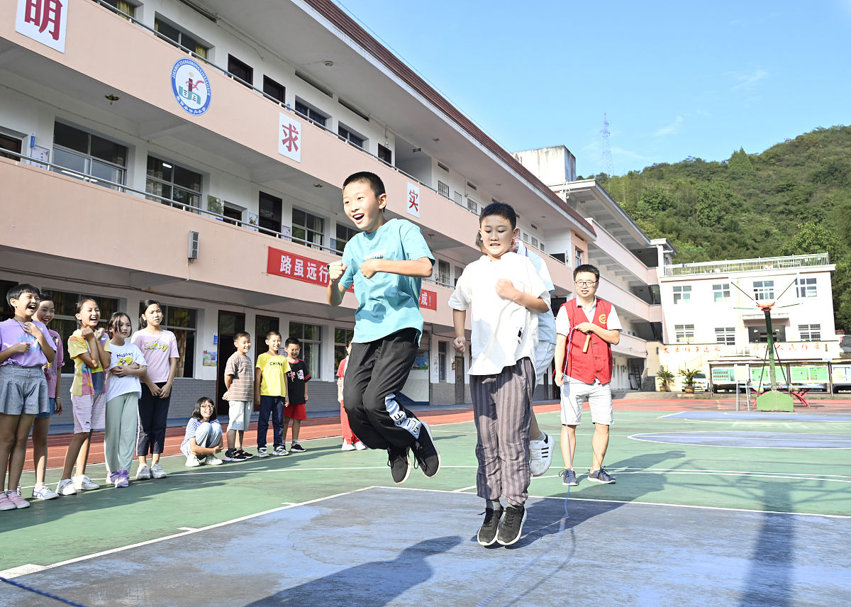 2021年9月9日,浙江省杭州市淳安县界首乡中心小学教师和党员志愿者们