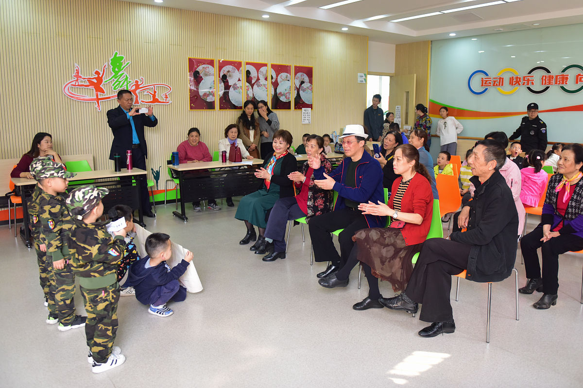 帮我写一个家庭教育讲座的主持稿