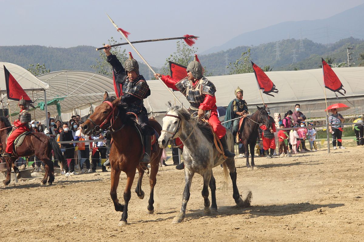 2021年12月11日,广东省东莞市清溪镇耕山小寨,马术表演,三英战吕布,展
