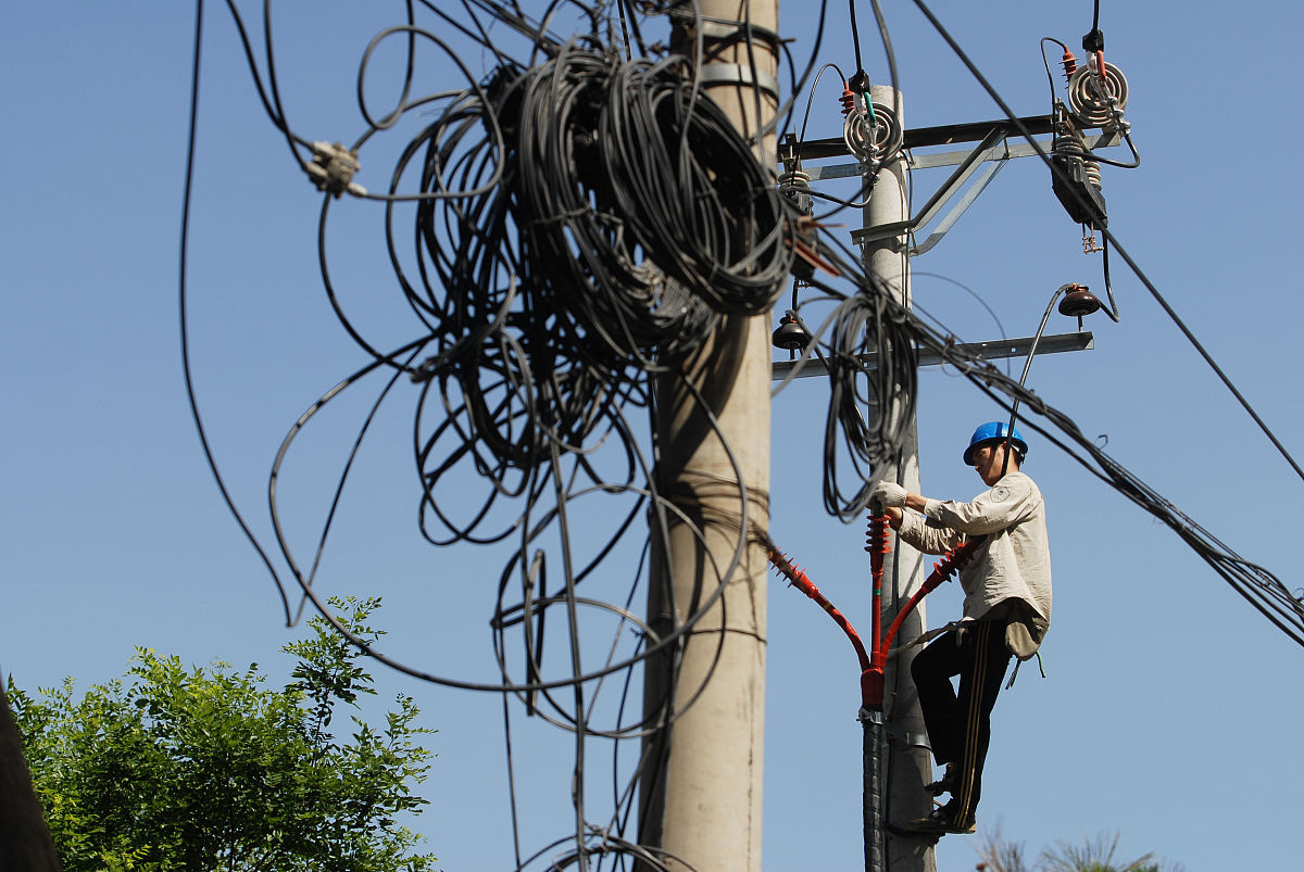 延长县是一个农村地区电网是农民生活和农业生产的重要保障。然而由于地处偏远、气候恶劣等原因电网故障时有发生。最近的一次故障发生在农村某个村庄由于电线老化和不当使用电器设备导致电线短路引发火灾造成了严重的财产损失和人员伤亡。进行故障分析写成一段话格式不少于500字。