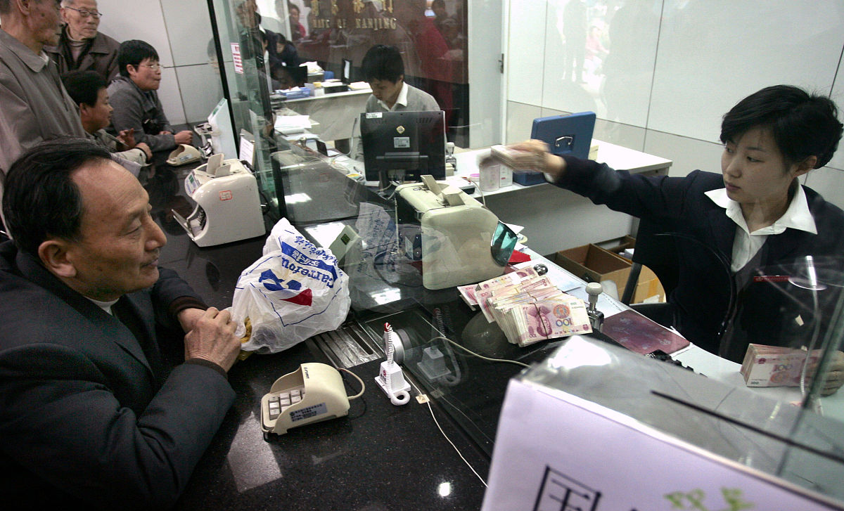 有10个人排队购一件价为5元的商品其中一半人拿一张10元人民币另一半人拿一张5元的人民币要使售货员在售货中不发生找钱困难问这10个人应该如何排队？找出所有排队方案假设售货员一开始就没有准备零钱。