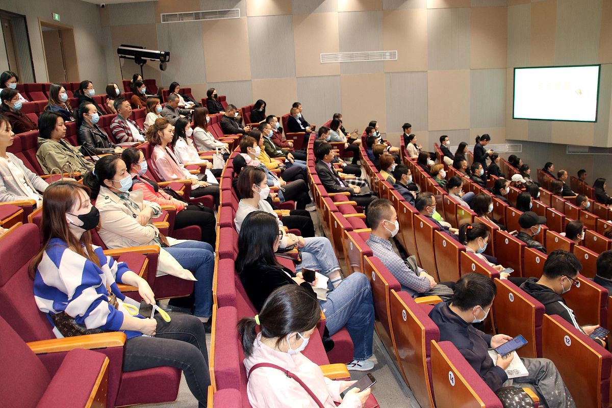 幼儿教师自我评价：用爱与智慧引导孩子成长