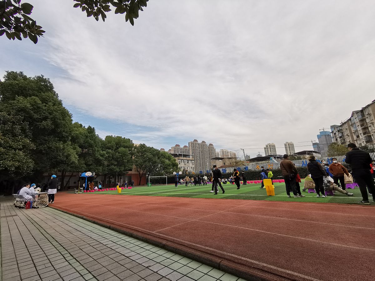 2021年11月9日,武汉市各小学开始对在校学生集中接种新冠疫苗.