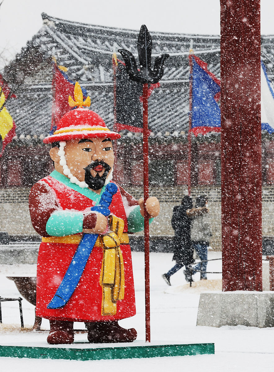 当地时间2022年1月19日下午,韩国京畿道水原市,当地迎来降雪,雪中的世