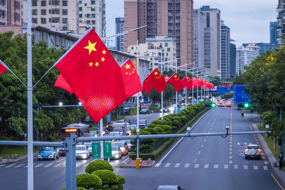 国庆佳节临近,鹤壁市许多的街道,大路商店挂满了鲜艳的五星红旗,满天