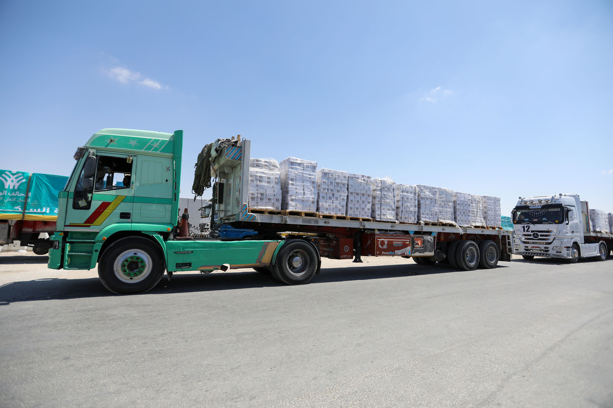 单件重量大于50KG以上必须要打底脚底脚高度必须10CM以上这样是为了货物到达目的地后卡车公司方便拿拖车搬运货物进行装车派送若客户没有提前打卡脚等货物到达仓库后公司会请专门的打托人员进行打底脚费用实报实销。请对上面一段话换一种表达方式