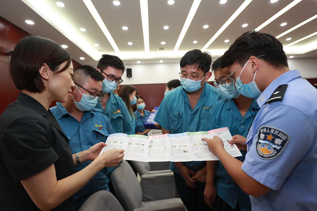 2021年9月27日,武汉铁路公安处民警和和武汉铁路运输法院法官共同利用