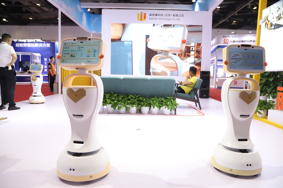 生活中的机器人种类：家庭助理、清洁、陪伴、医疗等