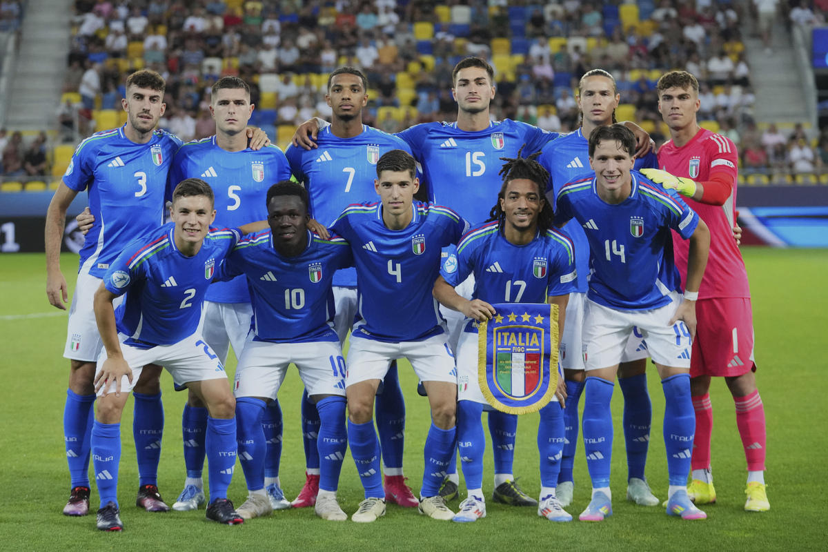 对比阿根廷足球和乌拉圭足球