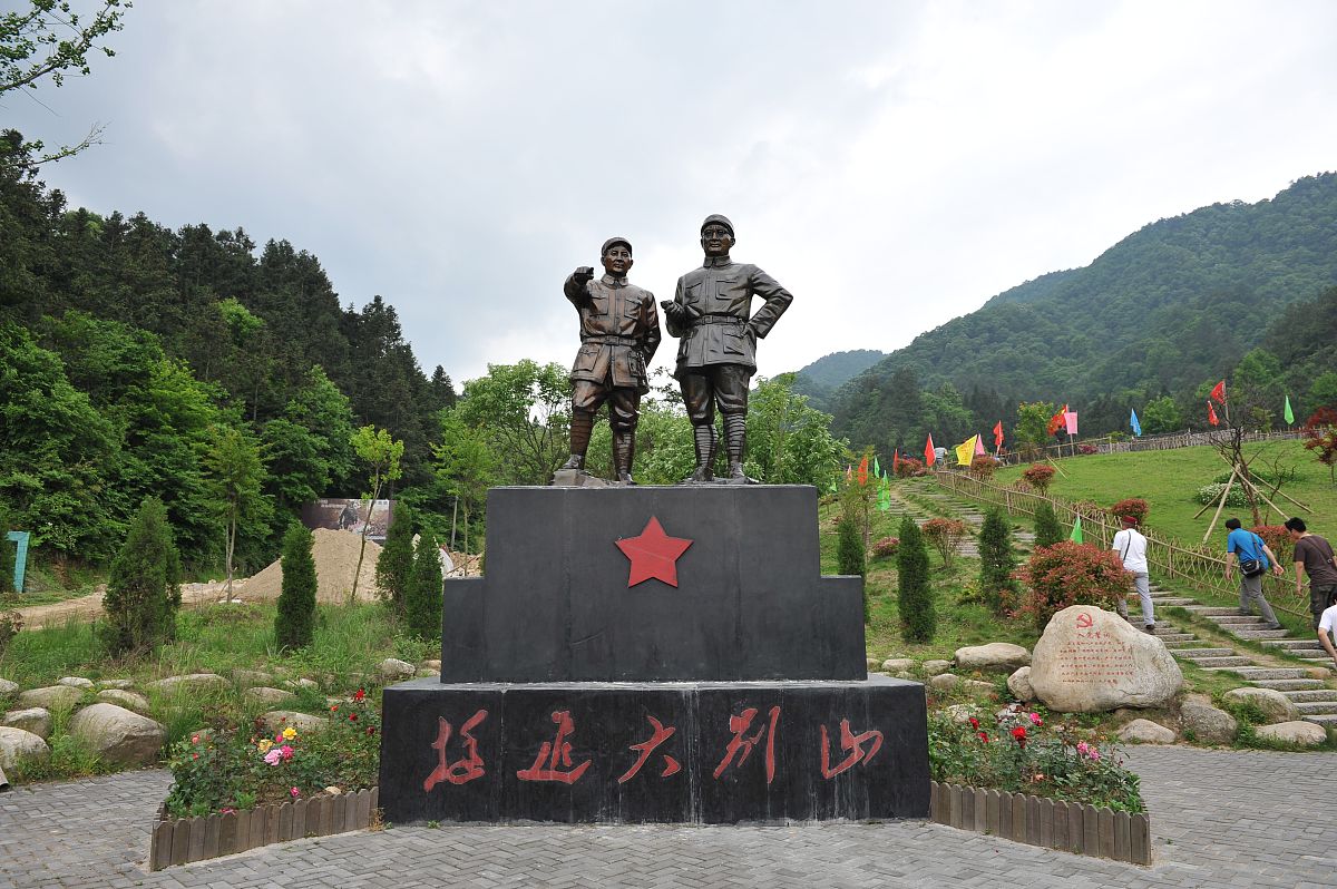 问答很高兴能够回答您的问题请问您有什么问题需要解答吗？安徽省金寨县发展红色旅游的困境安徽省金寨县是一片红色区域拥有丰富的革命历史和文化资源但发展红色旅游面临着一些困境：1 非标准化开发：由于缺乏统一的规划和标准化的开发一些景点的建设、保护都不够完善导致游客体验感不佳。2 缺乏有效宣传：金寨县的红色旅游资源并未得到足够的宣传和推广使得游客对该地区的认知度较低。3 设施落后：一些景区的交通、餐饮、住宿