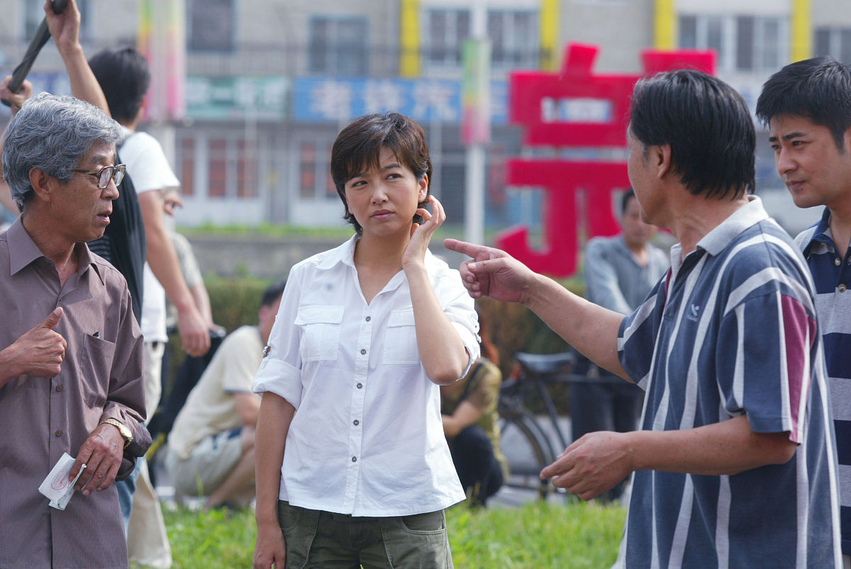 2005年6月21日,沈阳,电视电影《女刑警之叠面角色》正在紧张拍摄中.江