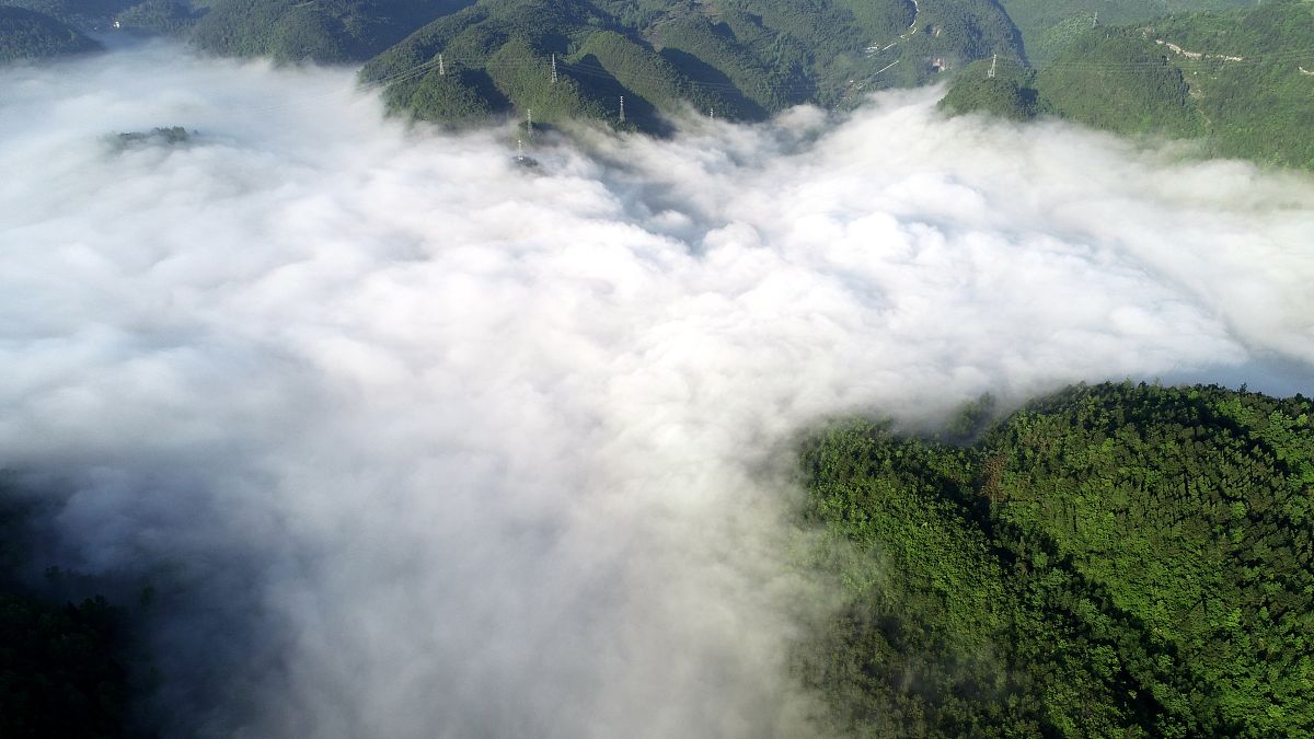 2021年5月9日清晨,重庆市酉阳土家族苗族自治县丁市镇,云雾缭绕,群山