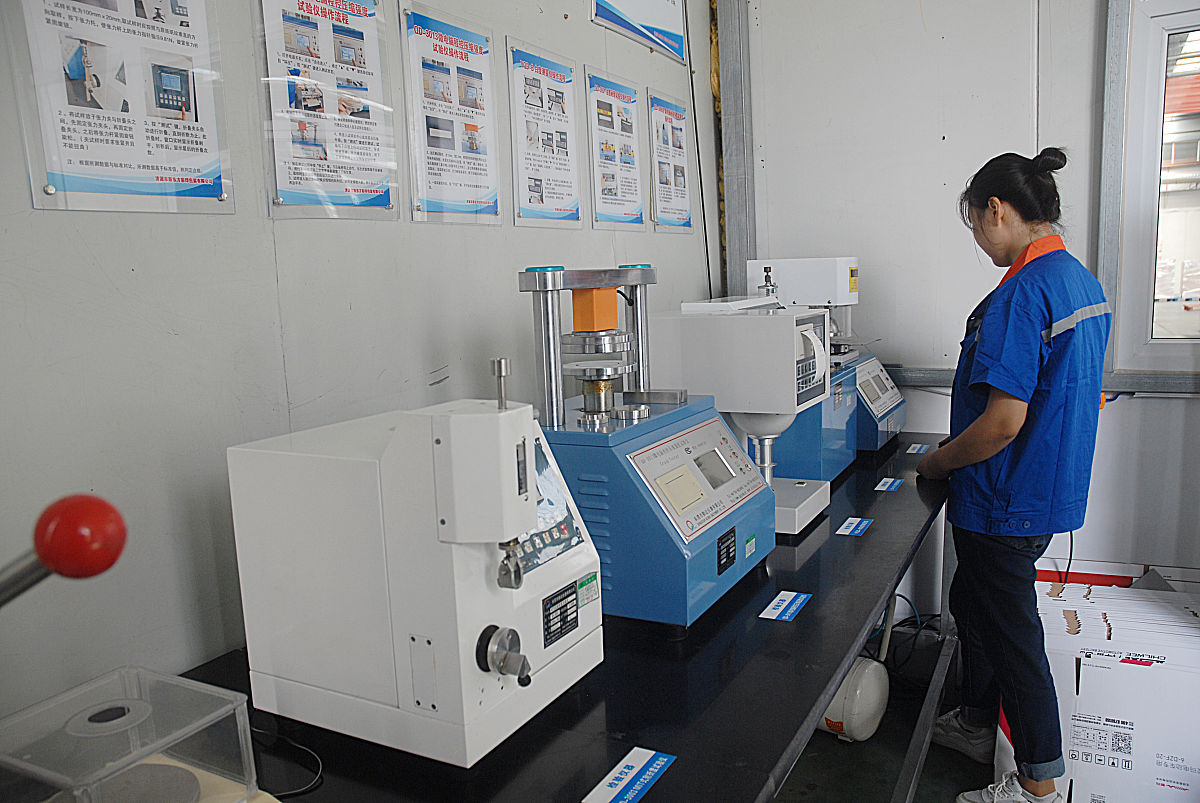 用标签检测产品检测贴标压标成品输出写一段话